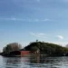Im Vordergrund Wasser mit einem Gebäude und Hügel. Oslo Sehenswürdigkeiten