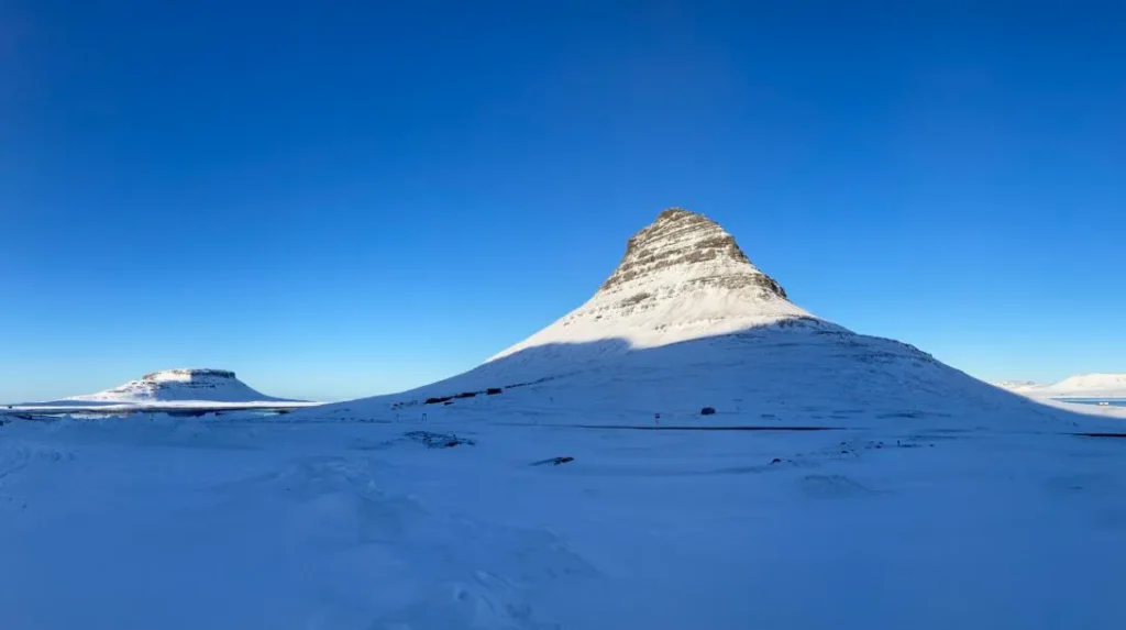 Island: Schnee mit Bergen.