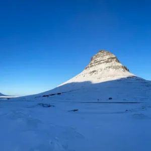Island: Schnee mit Bergen.
