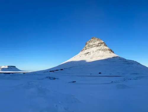 Island: Schnee mit Bergen.