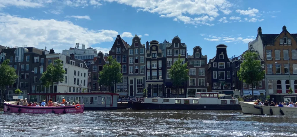 Im Bild sieht man Boote und Gebäude im Hintergrund.