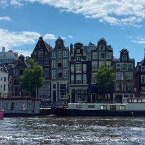 Im Bild sieht man Boote und Gebäude im Hintergrund.