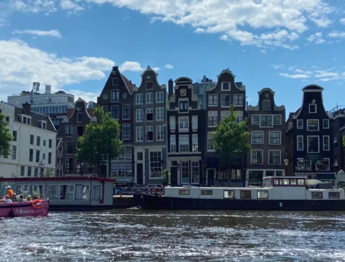 Im Bild sieht man Boote und Gebäude im Hintergrund.