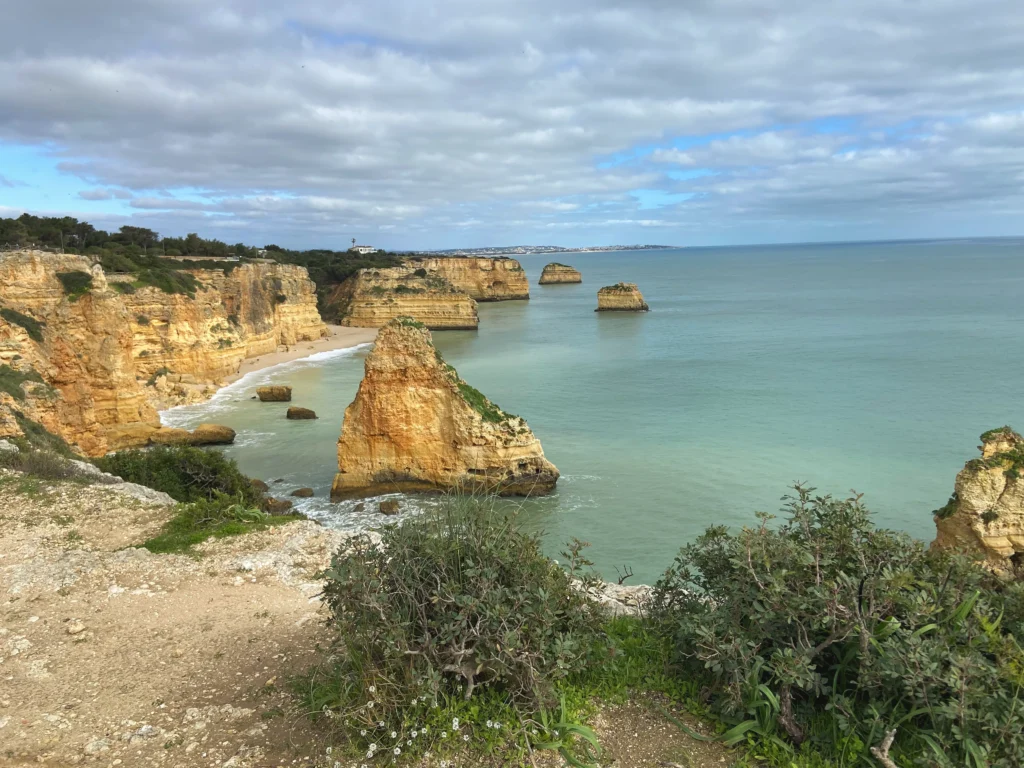 Algarve: Praia da Marinha 
Im Vordergrund Felsen am Praia da Marinha, im Hintergrund Meer 