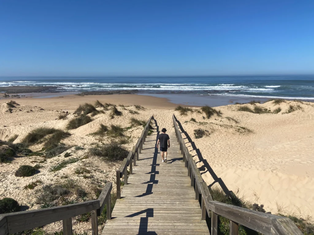 Algarve: Strand Praia de Monte Clerigo.
Holzsteg, welcher zum Strand und bis zum Wasser führt.