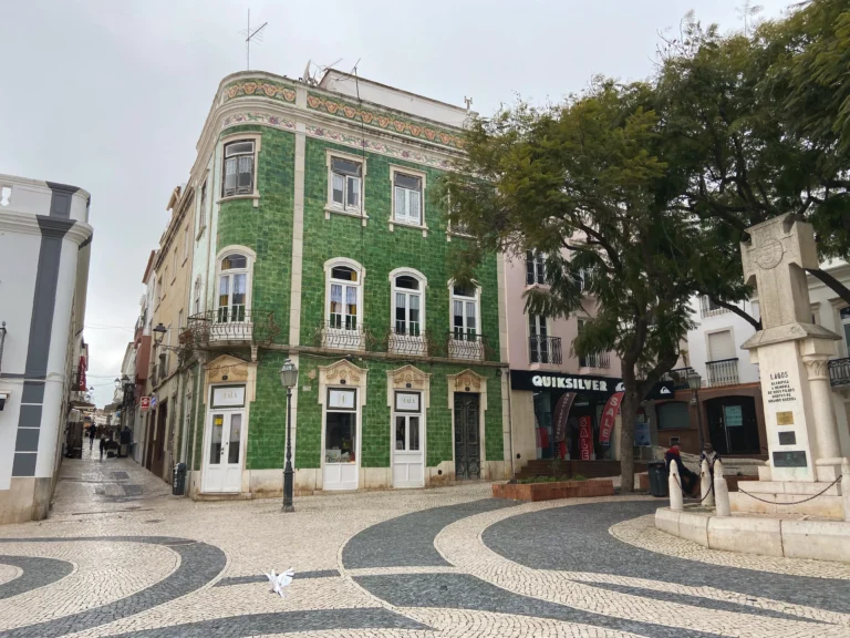 Das Grüne Haus mit typischen Azulejos in Lagos.